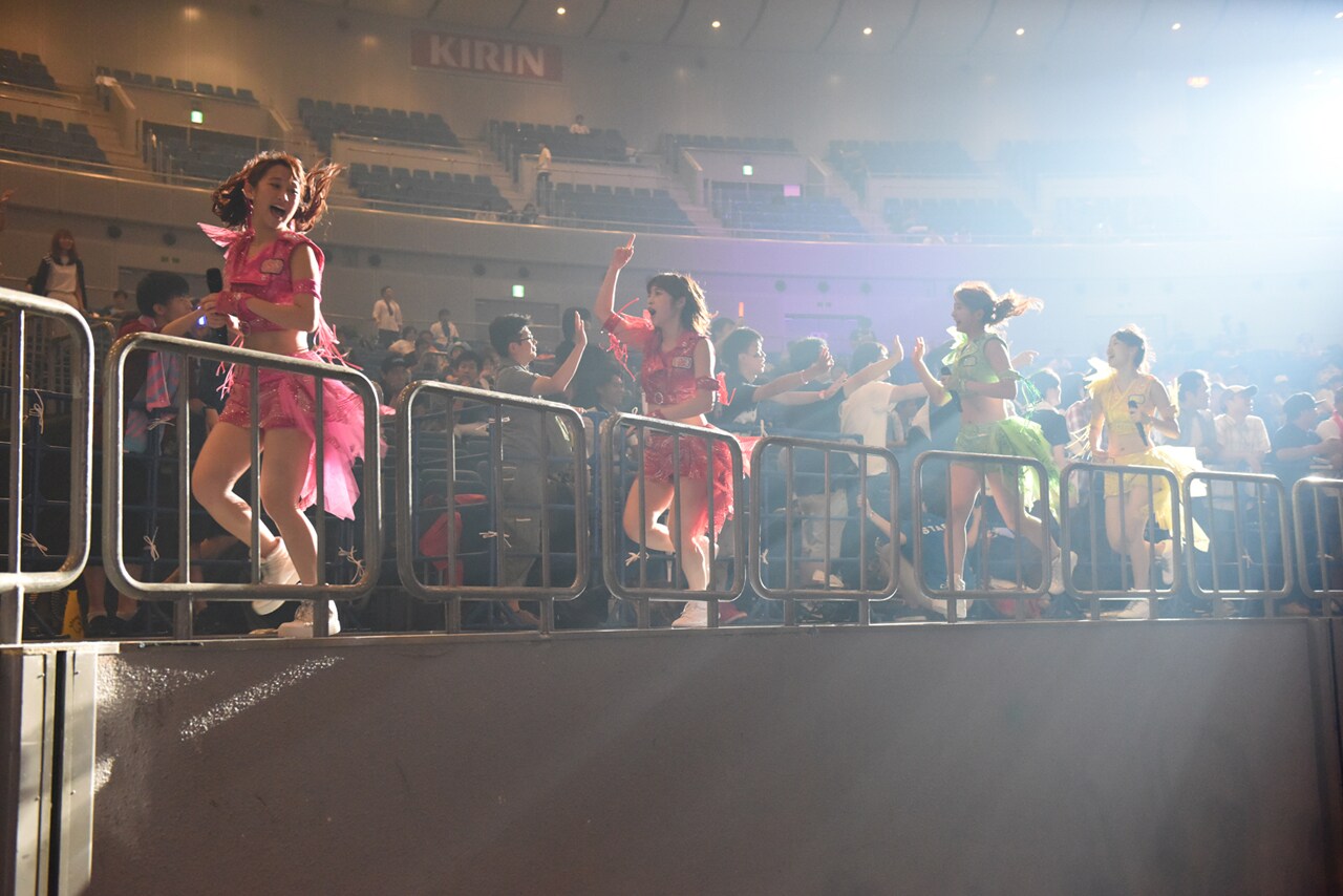 横浜アリーナのスタンド席を走るアップアップガールズ（仮）。 [画像