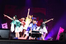 でんぱ組.incによるライブの様子。