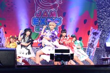 でんぱ組.incによるライブの様子。