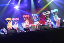 でんぱ組.incによるライブの様子。