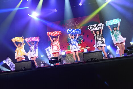 でんぱ組.incによるライブの様子。