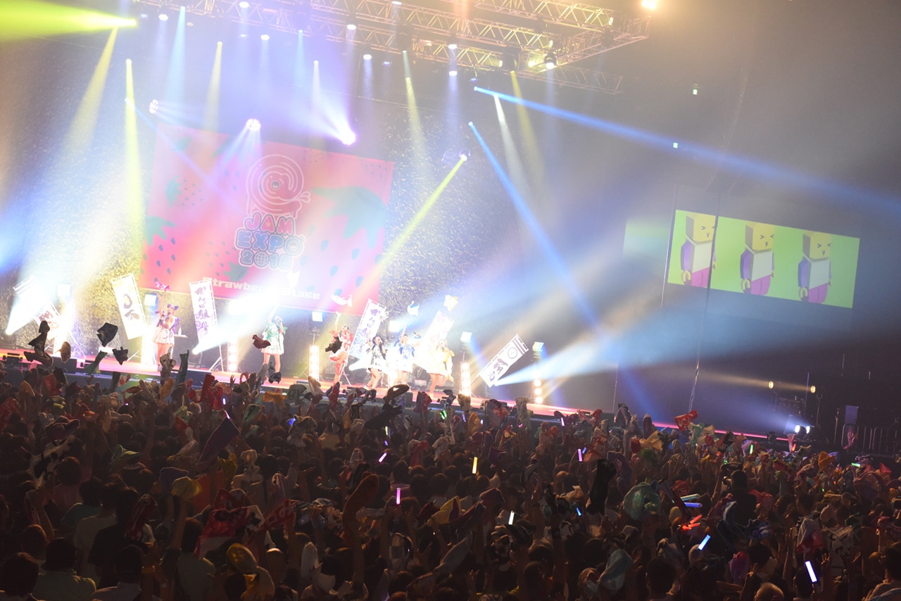 でんぱ組.incによるライブの様子。