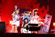 でんぱ組.incによるライブの様子。