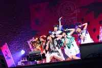 でんぱ組.incによるライブの様子。