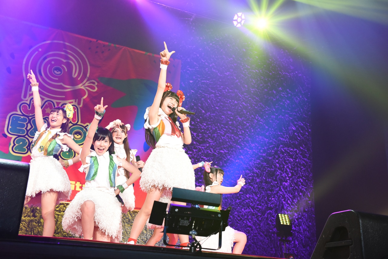乙女新党によるライブの様子。