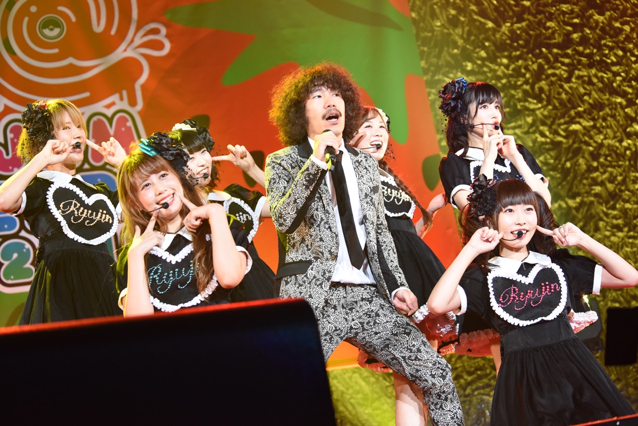 清 竜人25によるライブの様子。