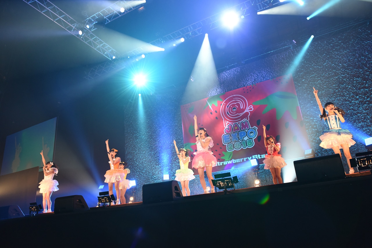 愛乙女★DOLLによるライブの様子。