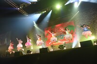 愛乙女★DOLLによるライブの様子。