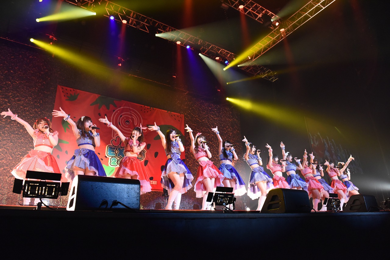 アフィリア・サーガによるライブの様子。
