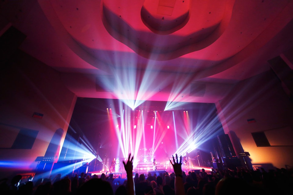 昨日9月5日に埼玉・羽生市産業文化ホールで行われた「LIVE TOUR15 DOGATiC」初日公演の様子。（写真提供：ソニー・ミュージックレーベルズ）