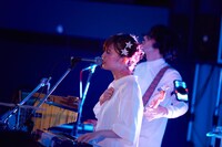 内田万里（Vo, Key）（撮影：中島未来）