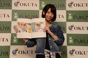 「やさしい棘」に掲載されているお気に入りの写真を披露する橋本奈々未。