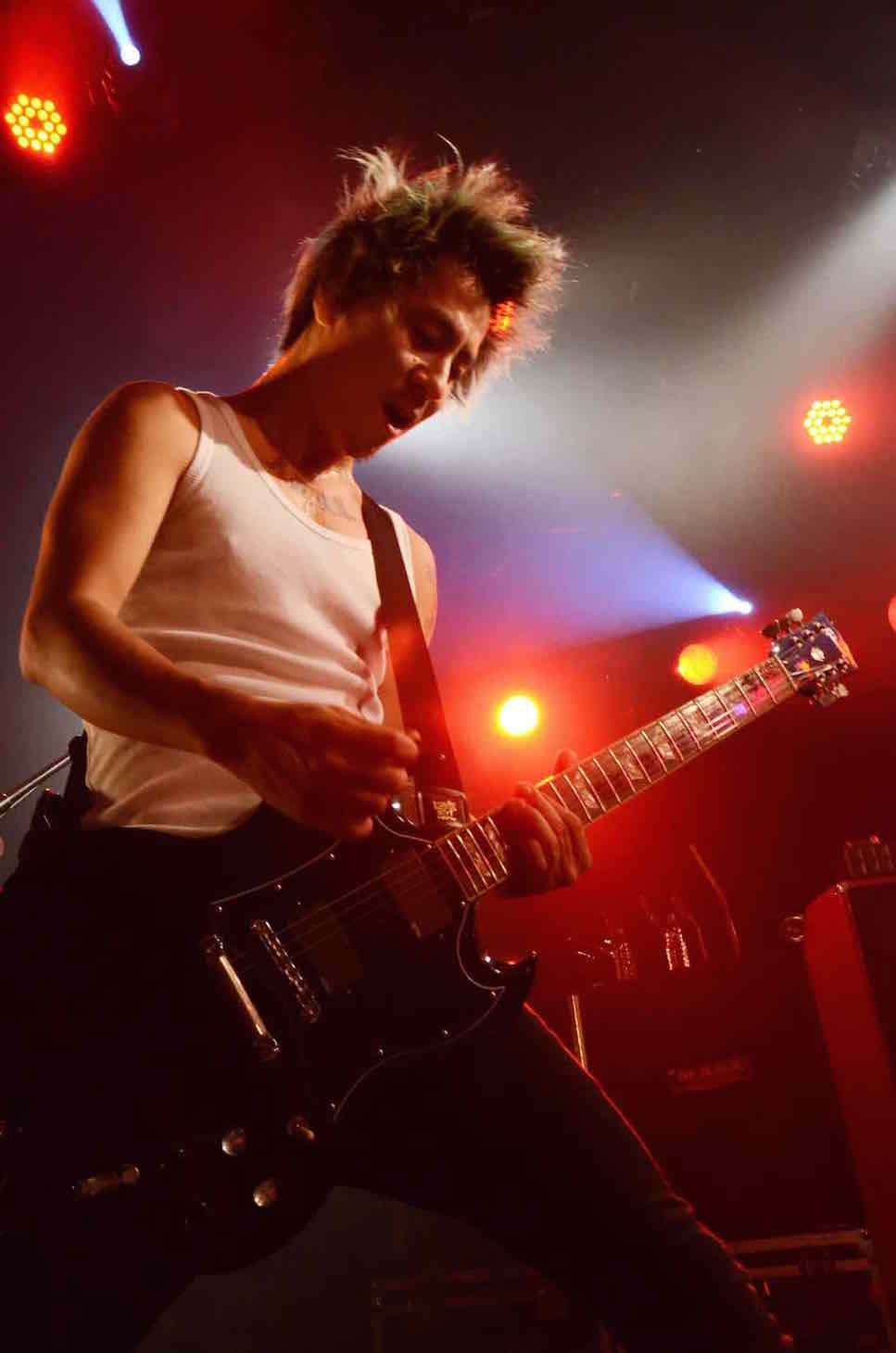 サポートギタリストのmasasucks。（Photo by Naoe Tanimoto）
