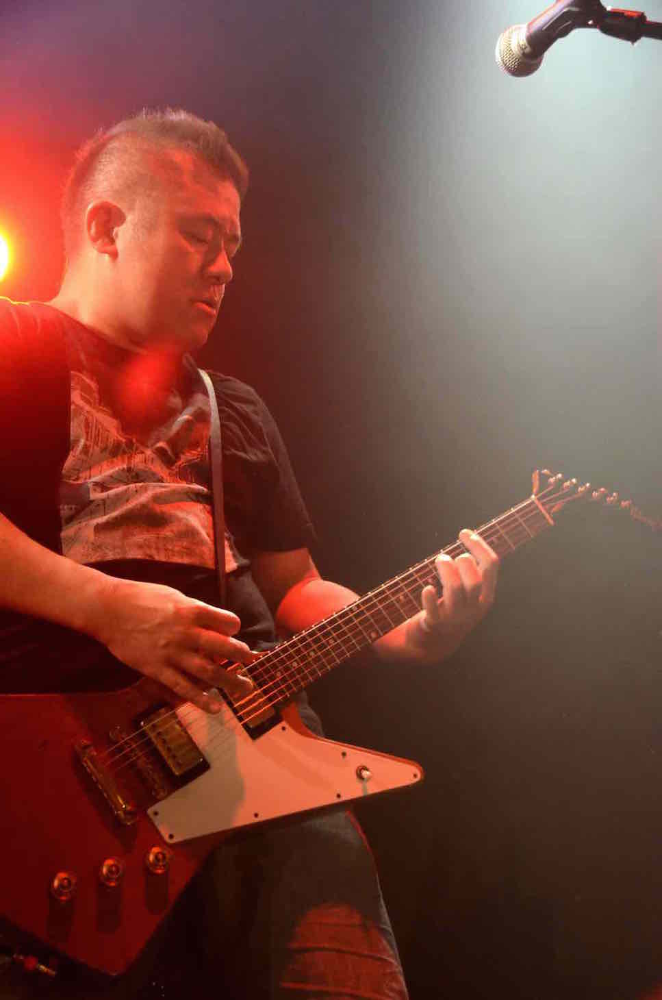 サポートギタリストのKazunori Mizoguchi。（Photo by Naoe Tanimoto）