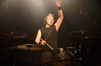 サポートドラマーのスコット・ギャレット。（Photo by Naoe Tanimoto）