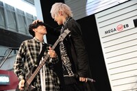 左からHIROKI（B）、HAMA（Vo）（撮影：岡本麻衣）
