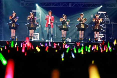 ステージで共演する松崎しげるとももいろクローバーZ。