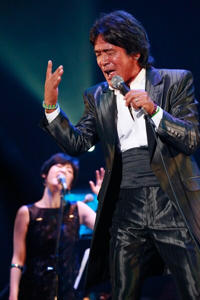 「松崎しげる デビュー45周年『黒フェス』～白黒歌合戦～」の様子。