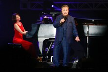 左から西村由紀江、西田敏行。