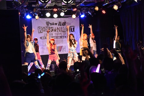 「PiiiiiiiN“愛ある青春ROCK NIGHT!”JAPAN TOUR 2015」名古屋公演の様子。