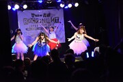 ゲストグループのまねきねこ from OS☆Uのライブの様子。