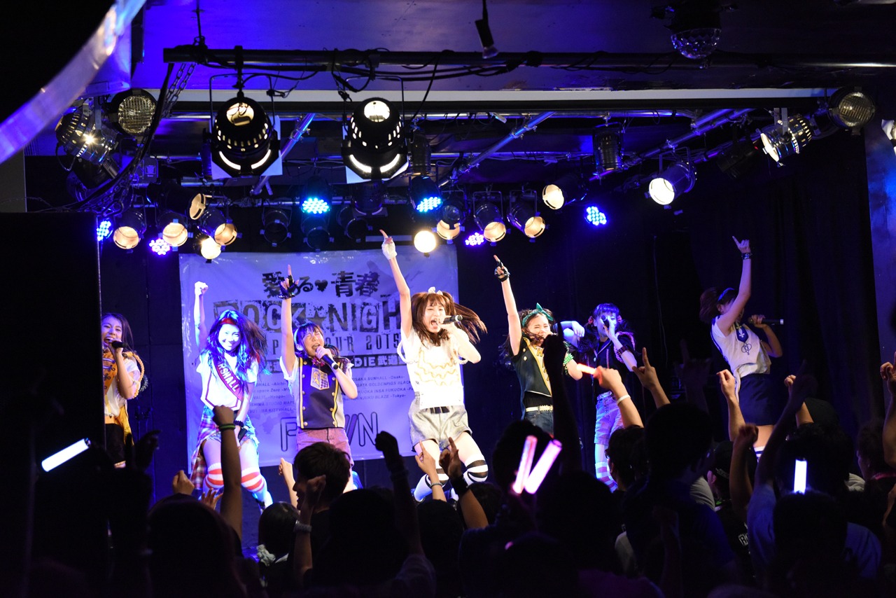 「PiiiiiiiN“愛ある青春ROCK NIGHT!”JAPAN TOUR 2015」名古屋公演の様子。
