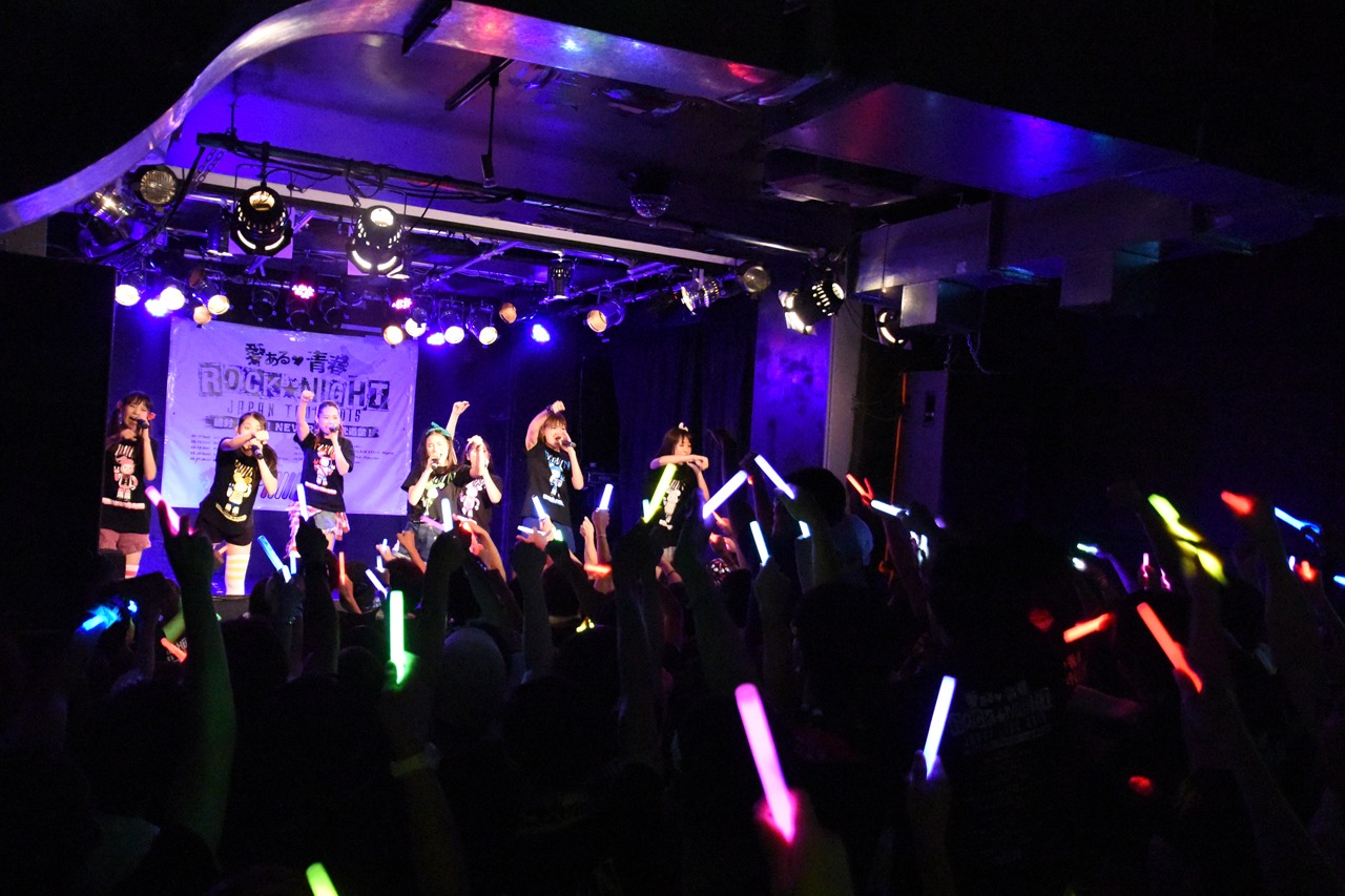 「PiiiiiiiN“愛ある青春ROCK NIGHT!”JAPAN TOUR 2015」名古屋公演の様子。
