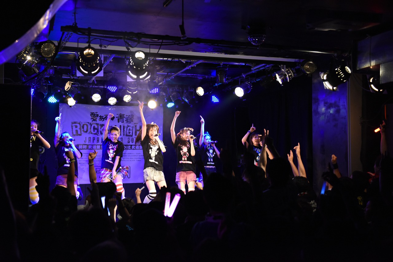 「PiiiiiiiN“愛ある青春ROCK NIGHT!”JAPAN TOUR 2015」名古屋公演の様子。