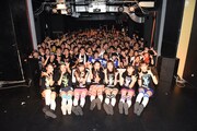 「PiiiiiiiN“愛ある青春ROCK NIGHT!”JAPAN TOUR 2015」名古屋公演エンディングでの記念撮影の様子。