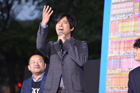 観客に投げキッスする桐谷健太。