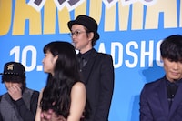 佐々木編集長役のリリー・フランキー。