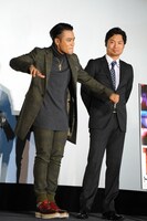 左から、写真撮影時にダンスを踊ってみせたELLYと、見守る八木将康。