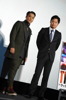 左からELLYと八木将康。