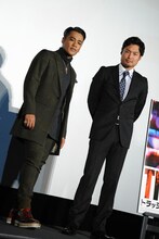 左からELLYと八木将康。