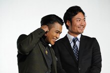 左からELLYと八木将康。