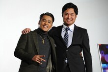 左からELLYと八木将康。