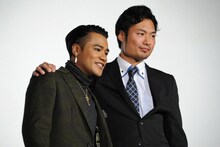 左からELLYと八木将康。