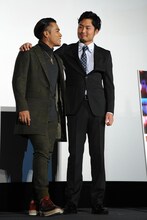 左からELLYと八木将康。