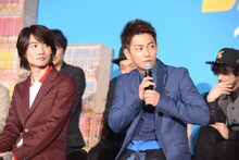 左から神木隆之介、佐藤健。