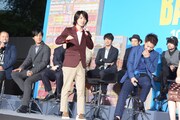 “山田式腹筋トレーニング”を実践する神木隆之介。