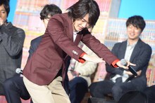 山田孝之に伝授された腹筋トレーニングを披露する神木隆之介。