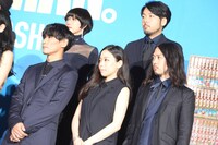 「バクマン。」完成披露トークショーに登壇したサカナクションの5人。