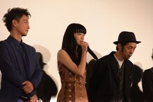 左から佐藤健、小松菜奈、宮藤官九郎。