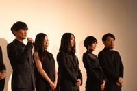 舞台挨拶に登壇したサカナクションの5人。