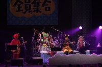 9月4日公演のアンコールで、MONGOL800、前川真悟（かりゆし58）、清水ミチコが共演した様子。 （写真提供：HIGH WAVE）