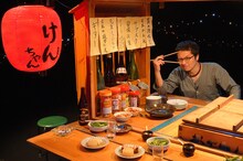 「居酒屋けんちゃん」の大将・けんちゃん（Ken Yokoyama）。