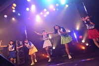 ぷちぱすぽ☆1stフリーワンマンライブ「アイドルはスポーツだ！」の様子。