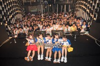 エンディングでの記念撮影の様子。