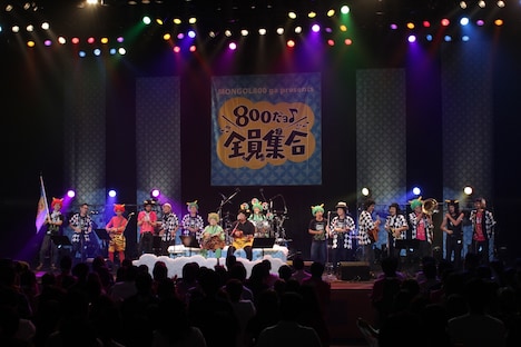 9月5日公演のアンコールでMONGOL800、浅草ジンタ、DOBERMAN、高木ブーが共演した様子。 （写真提供：HIGH WAVE）