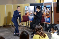 「Q & A」発売記念イベントの様子。